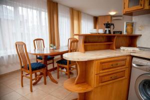 ソゾポルにあるConvenient 2-Bedroom Flat next to Harmanite Beach by Flаt Mаnagerのキッチン(テーブル、テーブル、椅子付)