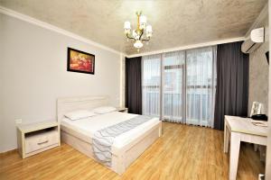 Postel nebo postele na pokoji v ubytování Kazbegi Hotel Batumi
