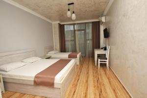 Postel nebo postele na pokoji v ubytování Kazbegi Hotel Batumi