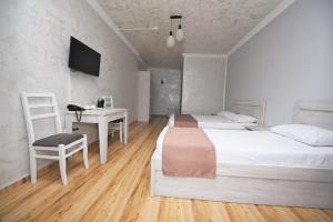 Postel nebo postele na pokoji v ubytování Kazbegi Hotel Batumi