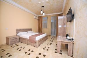 Postel nebo postele na pokoji v ubytování Kazbegi Hotel Batumi