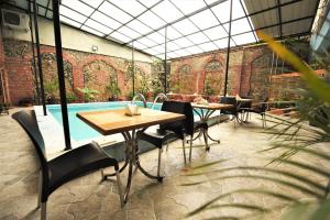 Bazén v ubytování Kazbegi Hotel Batumi nebo v jeho okolí