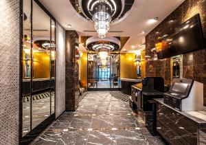 Uma área de estar em APA Hotel Hakataeki Chikushiguchi mais 37 fotos