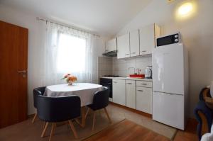 Kuchyň nebo kuchyňský kout v ubytování Zminj Apartments