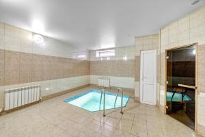een kamer met een zwembad in een kamer bij Hotel Marton Rokossovskogo in Volgograd