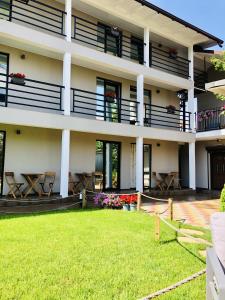 a building with a lawn in front of it at Ido in Mamaia Nord