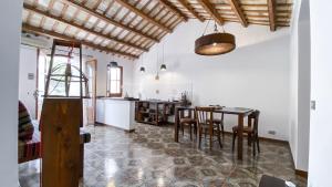 uma cozinha e sala de jantar com mesa e cadeiras em Arte Povera Landhaus in idyllischem Naturreservat em Custonaci