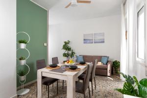 Posedenie v ubytovaní Appartamenti Villa Miramare