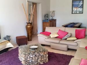 a living room with a couch and a table at Appartement Panoramic in Arcachon