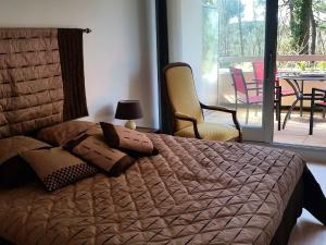 a bedroom with a bed with a view of a patio at Appartement Panoramic in Arcachon