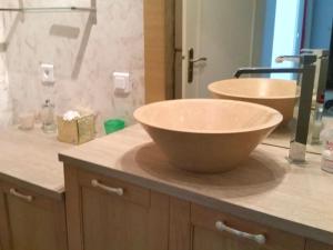 een badkamer met een grote wastafel op een aanrecht bij Appartement Panoramic in Arcachon +4 foto's