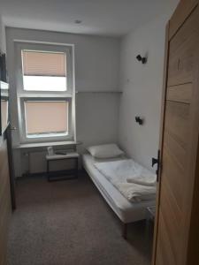 Łóżko lub łóżka w pokoju w obiekcie OperaHostel