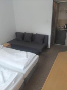 Łóżko lub łóżka w pokoju w obiekcie OperaHostel