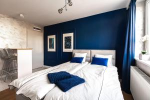 Posteľ alebo postele v izbe v ubytovaní Stylowe Apartamenty Plewiska