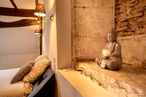 a statue sitting on a ledge in a room at Chouet'appart in Dijon