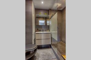 a bathroom with a shower and a toilet and a sink at Proche Paris - Suite Cosy - Wifi, Netflix in Chatou