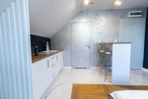 Kuchyňa alebo kuchynka v ubytovaní Stylowe Apartamenty Plewiska