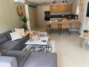 ein Wohnzimmer mit einem Sofa und einem Tisch in der Unterkunft Villa de Charme La Lionne-Piscine-12 pers in Saint-Raphaël