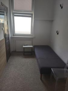 Łóżko lub łóżka w pokoju w obiekcie OperaHostel