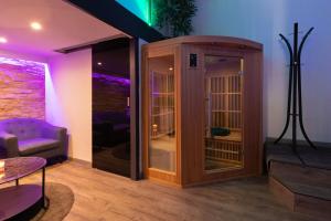 um quarto com uma porta de vidro em Spa-privatif em Dijon