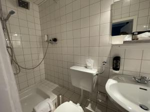 Um banheiro em Astoria Hotel Bad Wildstein