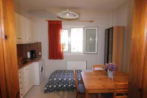 A kitchen or kitchenette at COZY APARTMENT IN THE HEART OF THE TOWN