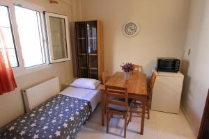 A television and/or entertainment centre at COZY APARTMENT IN THE HEART OF THE TOWN