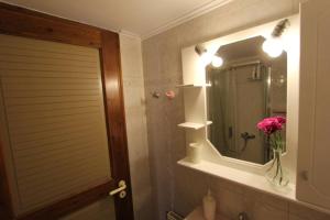 A bathroom at COZY APARTMENT IN THE HEART OF THE TOWN Még 21 kép