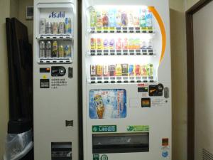 einen Automaten mit Getränken und Getränken in der Unterkunft Tabist Ryosou Minatosou Joetsu in Naoetsu