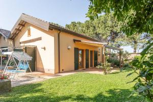 ein Haus mit einem Rasen davor in der Unterkunft Casa Carlotta in Rimini