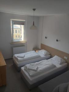 Łóżko lub łóżka w pokoju w obiekcie OperaHostel
