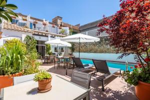 eine Terrasse mit Tischen und Stühlen sowie einem Pool in der Unterkunft Casa Sibarita in Rafelguaraf