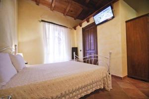 Postel nebo postele na pokoji v ubytování Casa De Ajala - B&B de Charme in Antica Dimora totalmente ristrutturata e dotata di tutti i confort Bagni privati Spazio living Patio esterno Ambienti climatizzati Degustazioni prodotti locali