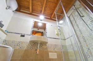 Koupelna v ubytování Casa De Ajala - B&B de Charme in Antica Dimora totalmente ristrutturata e dotata di tutti i confort Bagni privati Spazio living Patio esterno Ambienti climatizzati Degustazioni prodotti locali + 37 fotografií