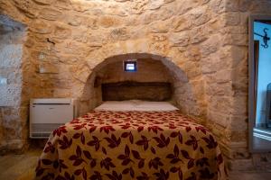 アルベロベッロにあるTrullo Pietra del Sudの石壁のベッドルーム1室