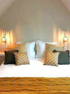 Un pat sau paturi într-o cameră la Apt duplex spacieux cosy plein centre Bayeux décoration élégante proche plages du débarquement