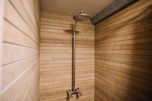 um chuveiro na casa de banho com paredes de madeira em Villa Allure of Dubrovnik em Dubrovnik