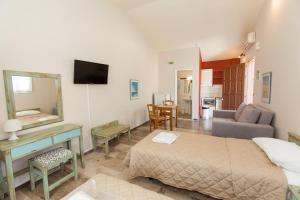 Μια τηλεόραση ή/και κέντρο ψυχαγωγίας στο Lido Apartments Tolo
