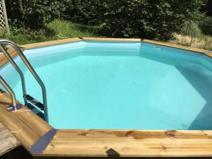 Piscine de l'établissement Le Petit Pont ou située à proximité 24 autres photos
