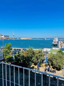 uma vista para um porto com um barco na água em HSuites Luxury B&B em Castellammare di Stabia