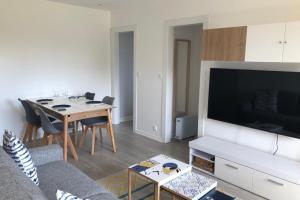 sala de estar con sofá y mesa en Beautiful Apartment With Garden, en Cabourg