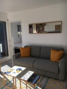 sala de estar con sofá y mesa en Beautiful Apartment With Garden, en Cabourg