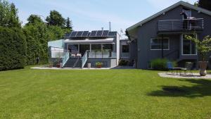 Ein Garten an der Unterkunft Velden - Villa right in the center with private parking