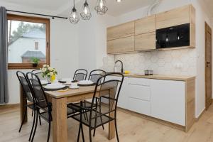 Kuchyňa alebo kuchynka v ubytovaní Apartamenty Zielona 11 by Noclegi Renters