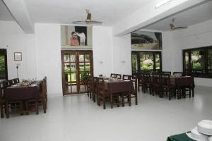 Um restaurante ou outro lugar para comer em Chitwan Paradise Hotel