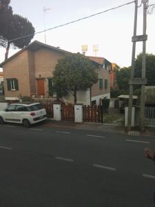 ein weißes Auto, das vor einem Haus parkt in der Unterkunft AFFITTACAMERE VILLA SOFIA accanto Ospedale con ampio giardino in Fano