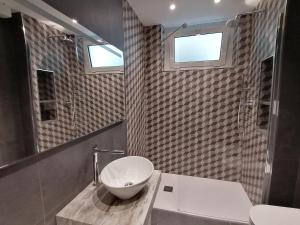 Un baño con lavabo e inodoro y dos ventanas. en P in centro 2, en Sestri Levante 23 fotos más