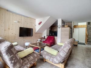 ein Wohnzimmer mit 2 Sofas und einem TV in der Unterkunft APPARTEMENT DUPLEX SPACIEUX - SAINT JEAN D'AULPS STATION - PIED DES PISTES - 9 Personnes - RELAIS D13 in Saint-Jean-dʼAulps