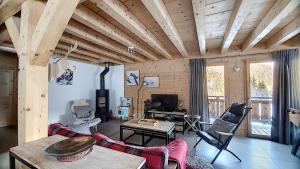 uma sala de estar com um tecto de madeira e uma mesa em CHALET NEUF -SAINT JEAN D'AULPS STATION 12 PERSONNES - CIMES C6 em Saint-Jean-dʼAulps