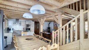 a kitchen and dining room with a wooden ceiling at CHALET NEUF -SAINT JEAN D'AULPS STATION 12 PERSONNES - CIMES C6 in Saint-Jean-d'Aulps